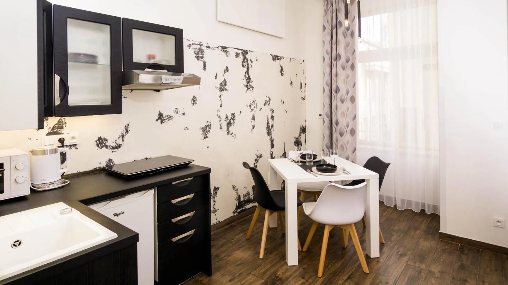 Black & White Apartment Prague By Wenceslas Square And Muzeum