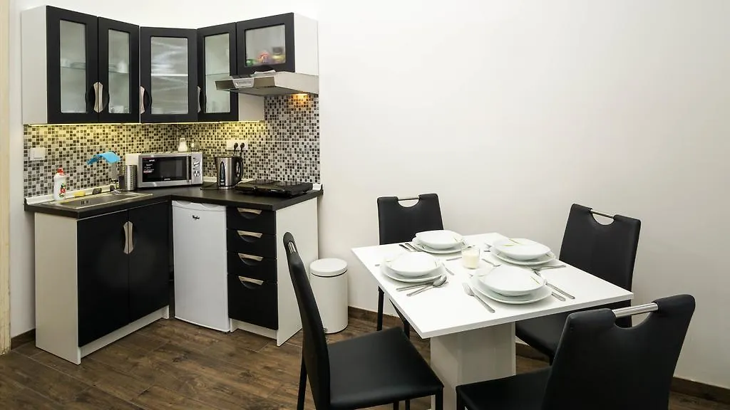 Black & White Apartment Prague By Wenceslas Square And Muzeum Çek Cumhuriyeti