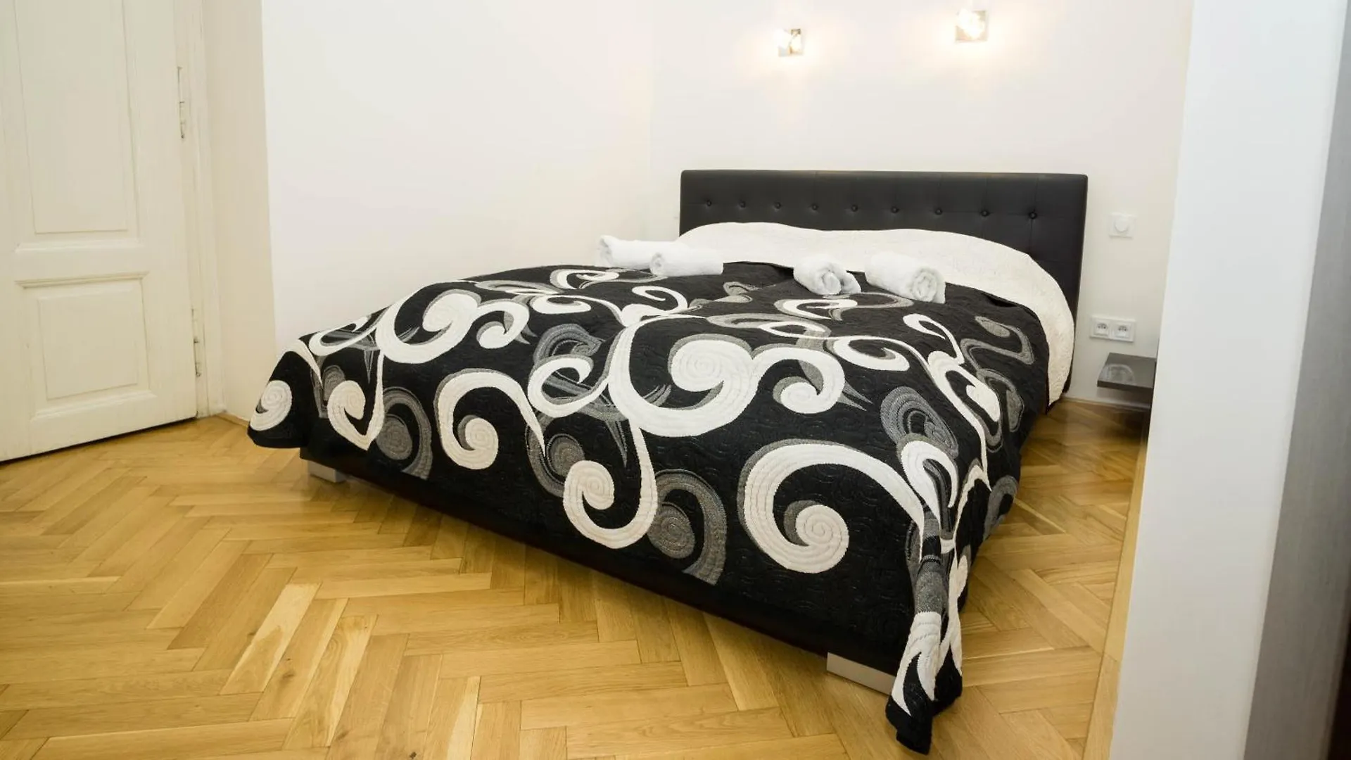 Black & White Apartment Prague By Wenceslas Square And Muzeum 0*,
