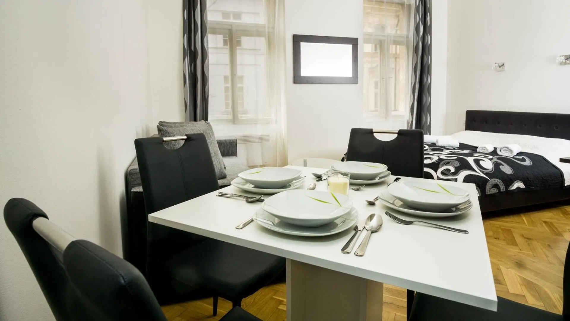 Black & White Apartment Prague By Wenceslas Square And Muzeum Repubblica Ceca