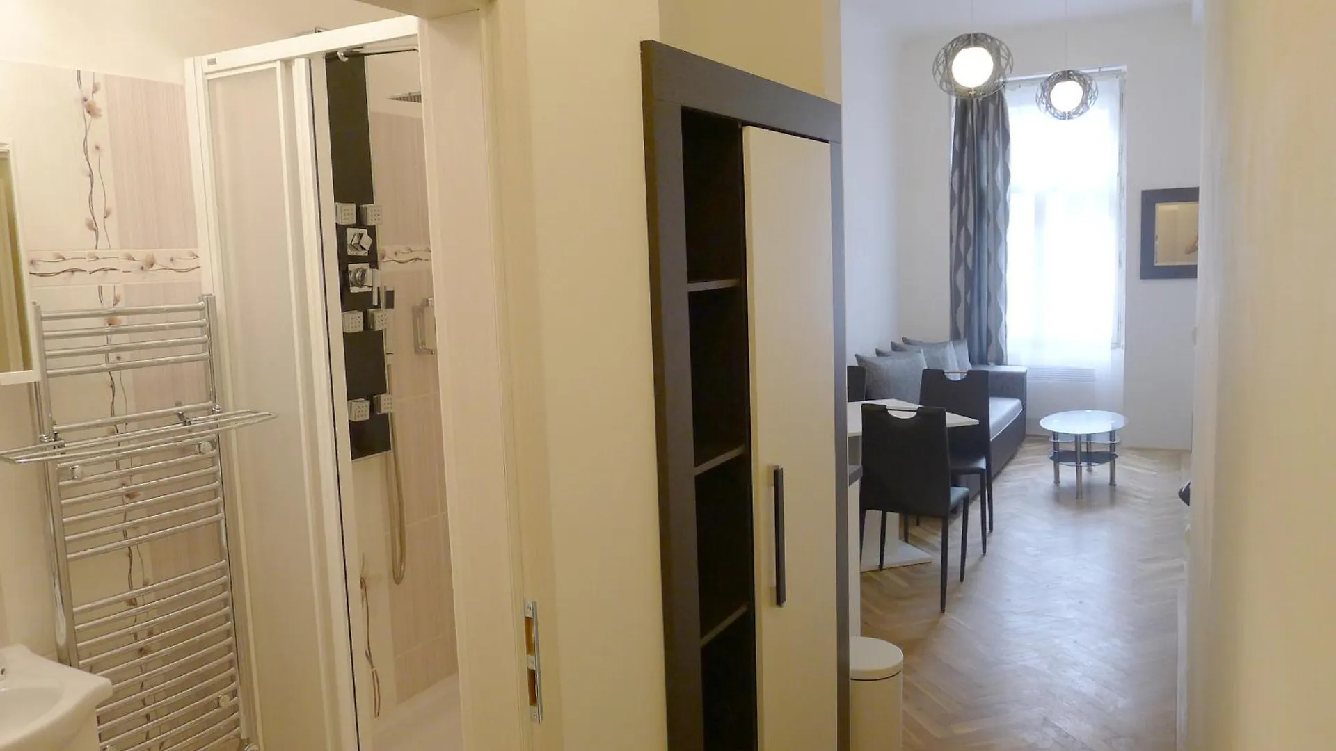 Black & White Apartment Prague By Wenceslas Square And Muzeum 0*,  Repubblica Ceca