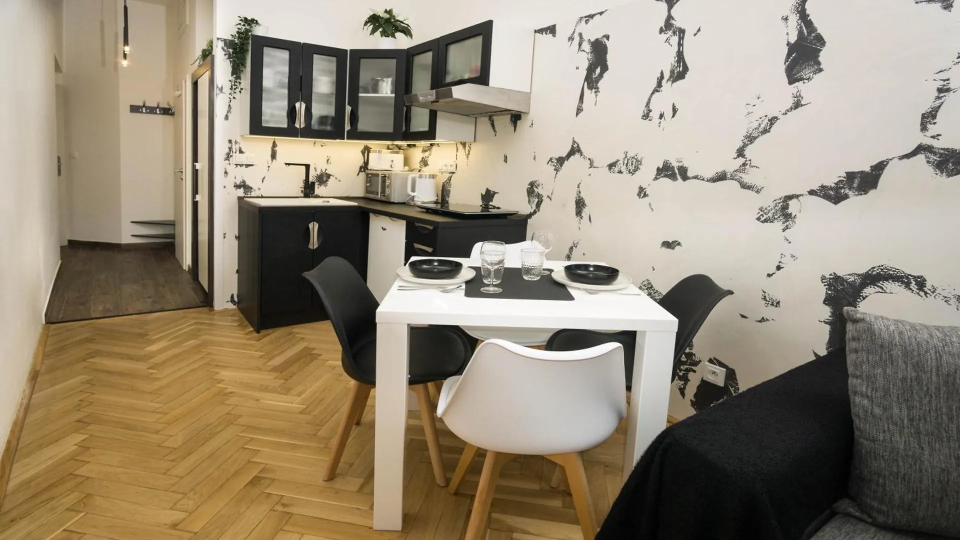 Black & White Apartment Prague By Wenceslas Square And Muzeum Repubblica Ceca
