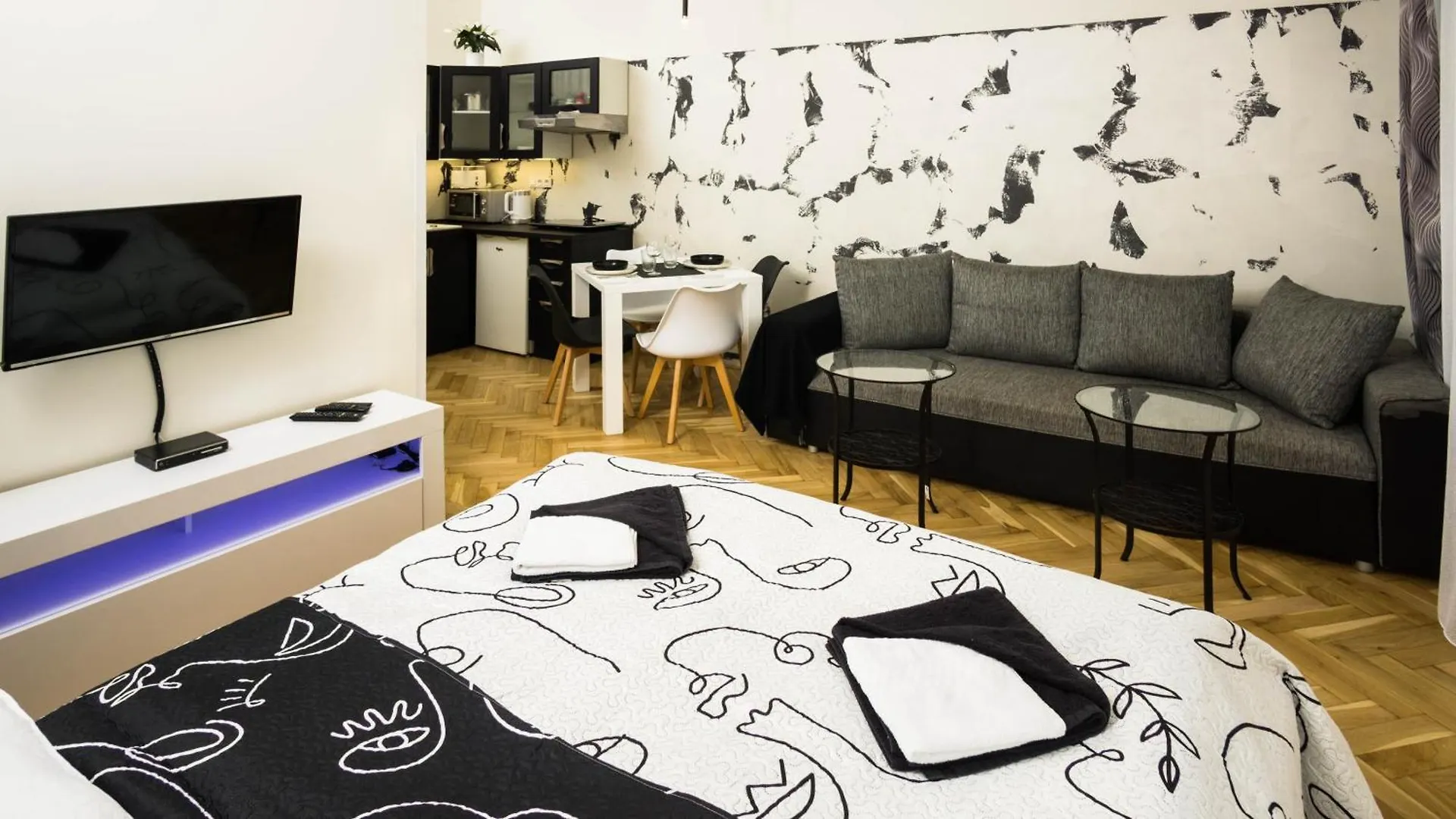 Black & White Apartment Prague By Wenceslas Square And Muzeum