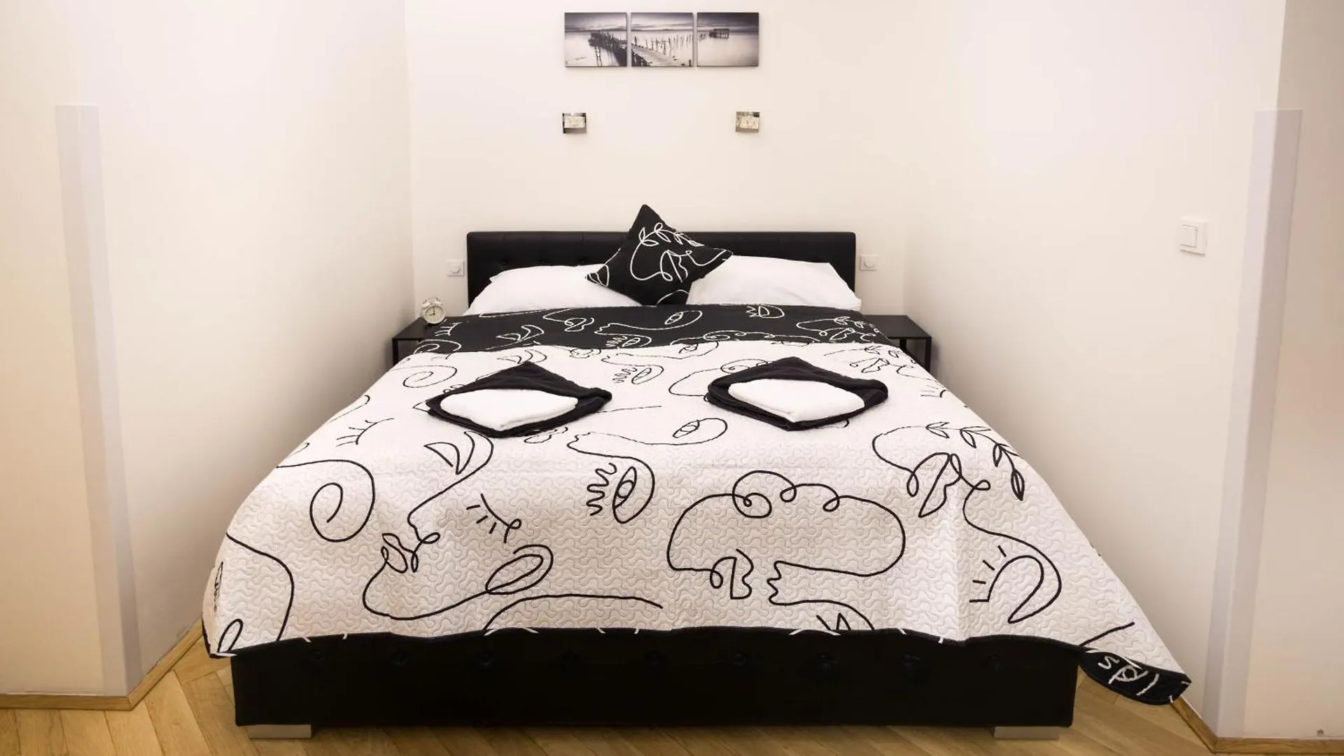 Black & White Apartment Prague By Wenceslas Square And Muzeum 0*,