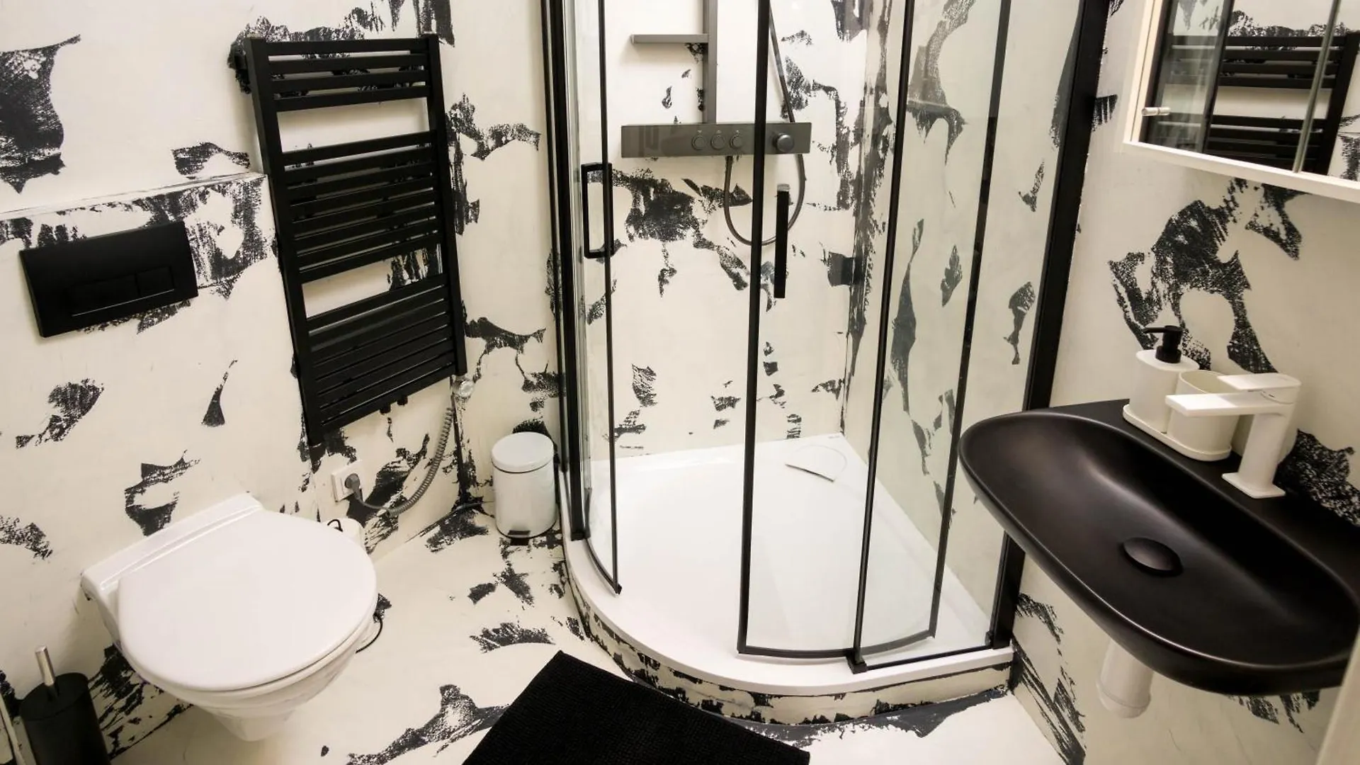 Black & White Apartment Prague By Wenceslas Square And Muzeum