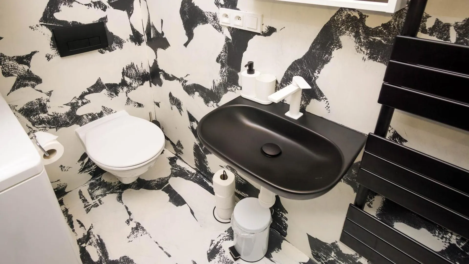 Black & White Apartment Prague By Wenceslas Square And Muzeum