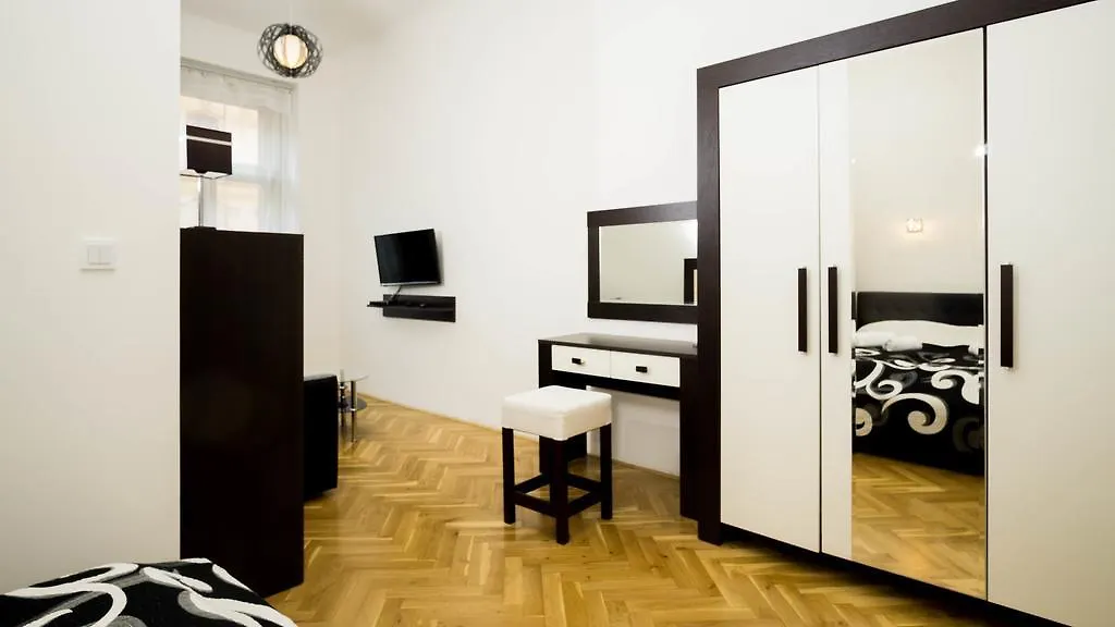 Black & White Apartment Prague By Wenceslas Square And Muzeum 0*,  Repubblica Ceca