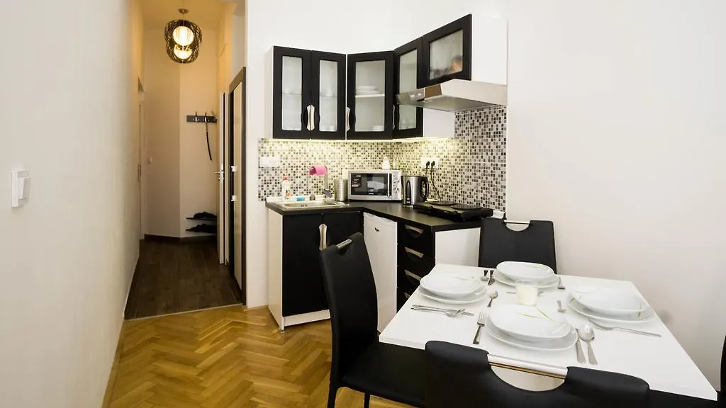 Black & White Apartment Prague By Wenceslas Square And Muzeum Repubblica Ceca