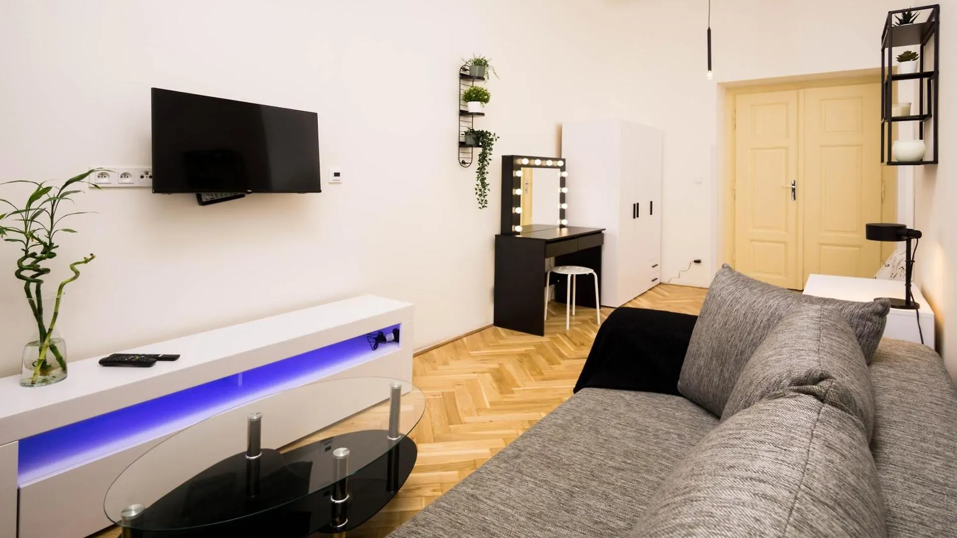 Black & White Apartment Prague By Wenceslas Square And Muzeum