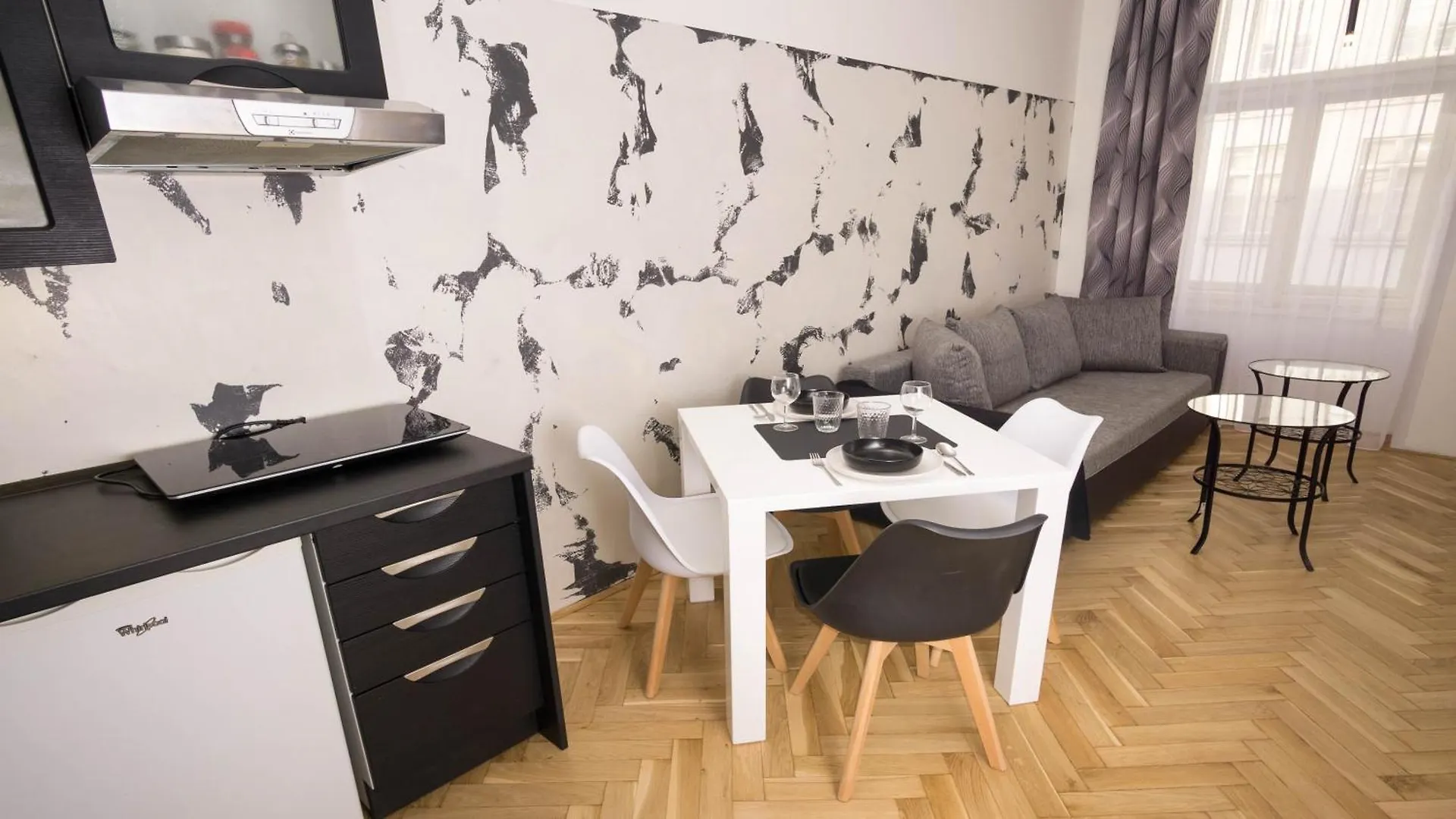 Black & White Apartment Prague By Wenceslas Square And Muzeum