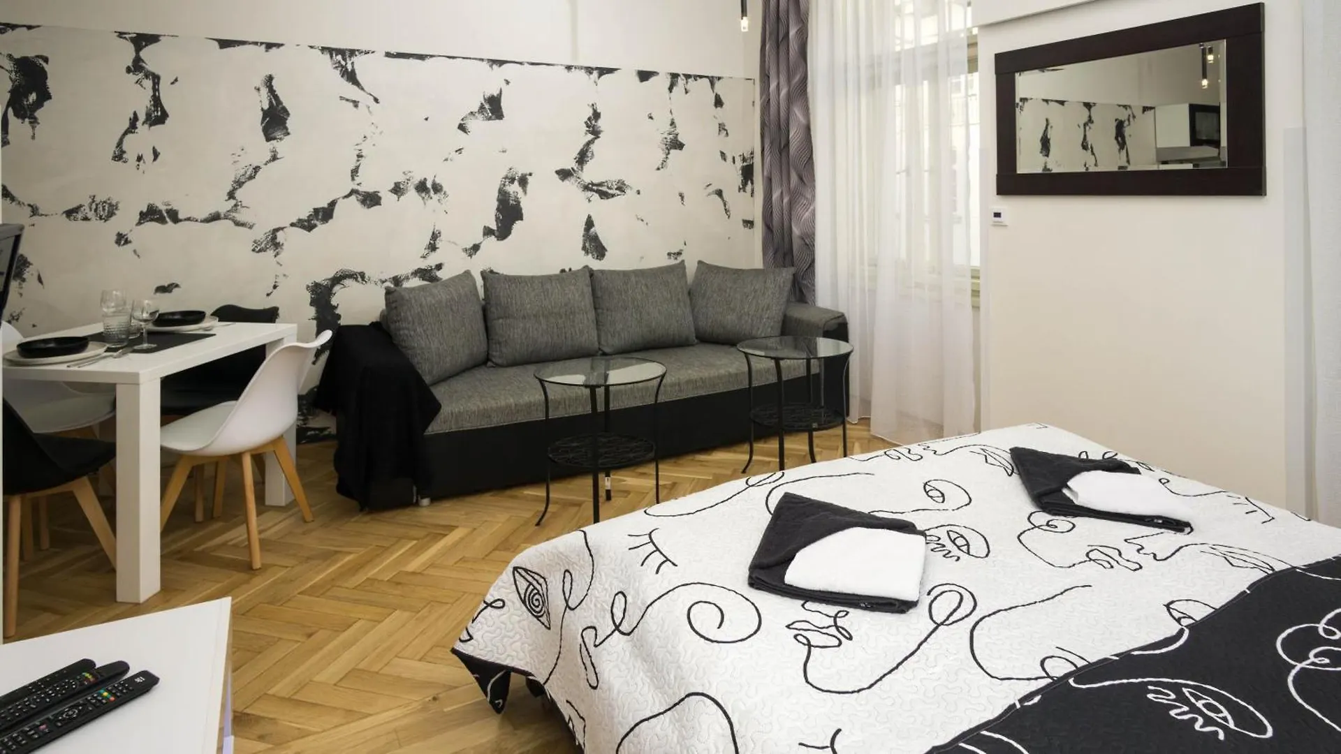 Black & White Apartment Prague By Wenceslas Square And Muzeum